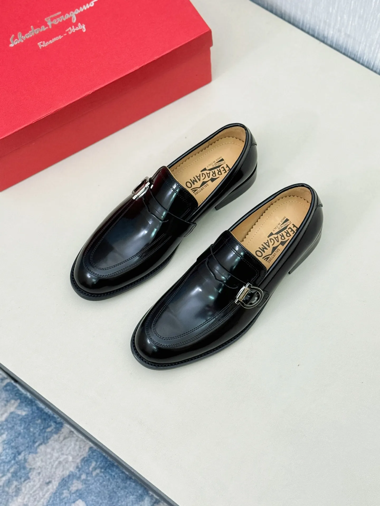 [Ferragamo] P: 560💰 Number of yards: 38~44 (45 orders are non-returnable) Ferragam's new men's formal leather shoes, the fabric is made of imported cowhide, with visible texture, heavy-duty stitching, dyed calfskin inside, standard logo cowhide feet, big-name experience, soft and comfortable on the feet, a men's favorite, special non-slip and wear-resistant rubber soles, easy to handle various occasions, with original box packaging!